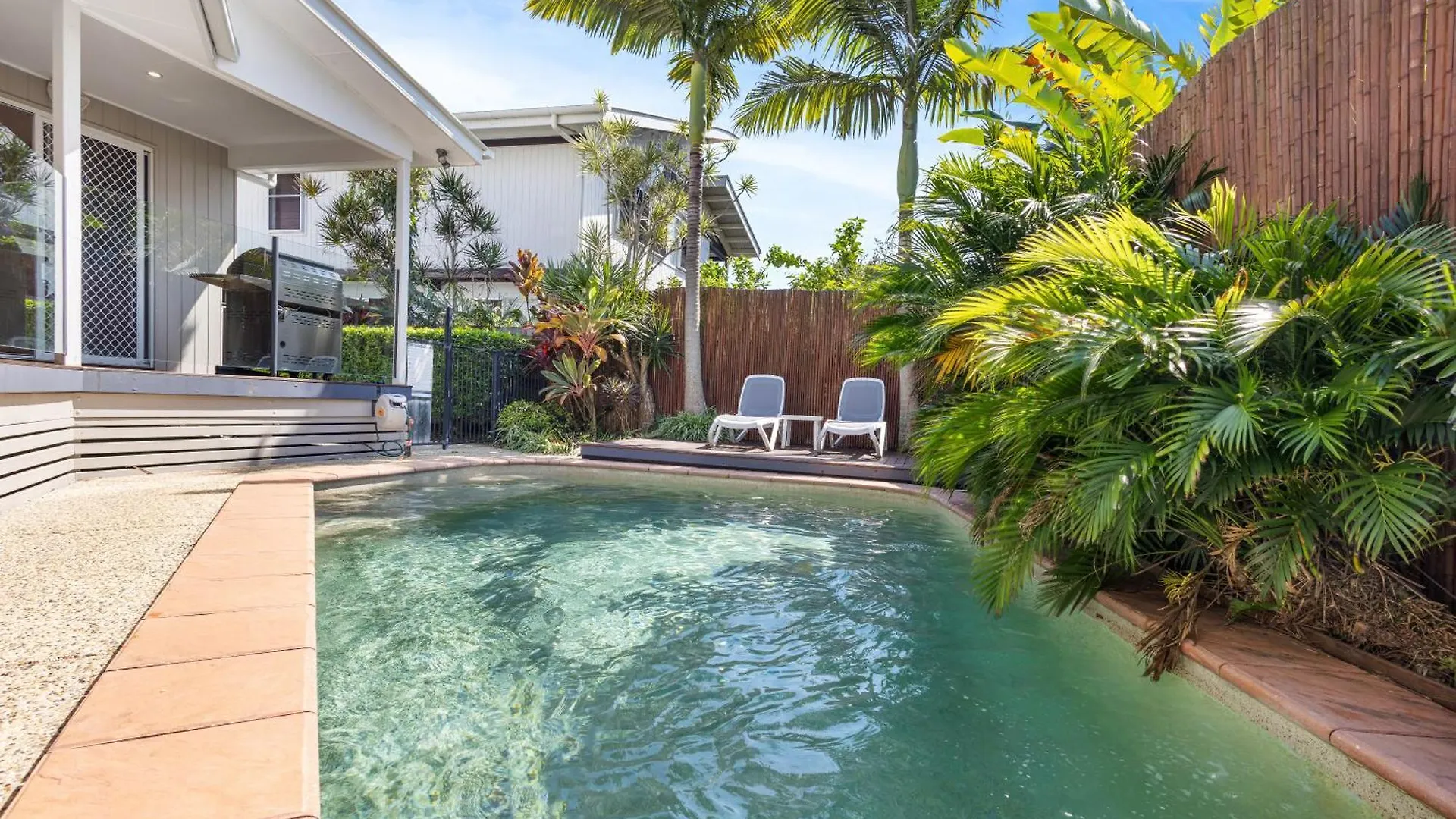 Beecheyana North - Beach Villa With Heated Pool Mudjimba