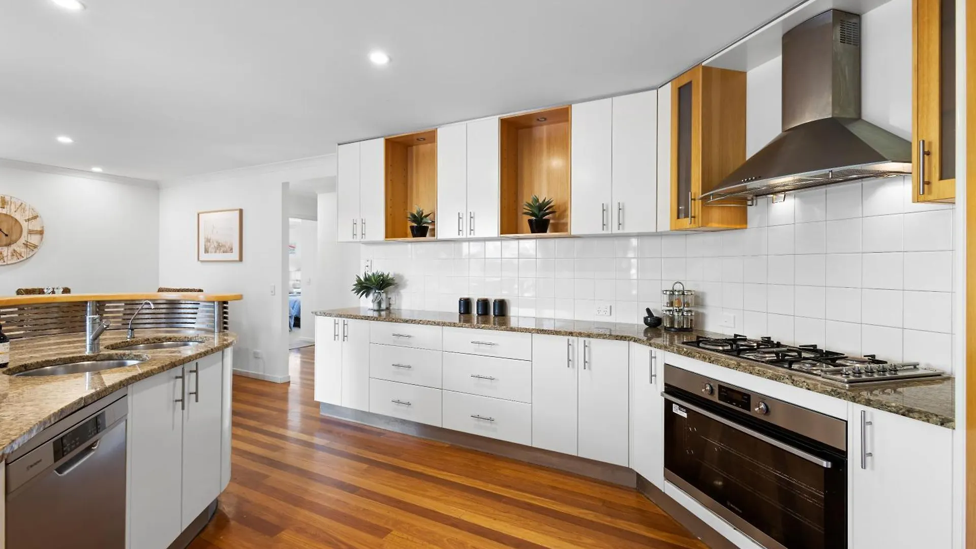 Beecheyana North - Beach Villa With Heated Pool Mudjimba 0*,  Australie